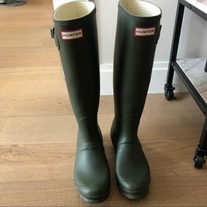 Hunter original tall olive green rain boots M7/W8